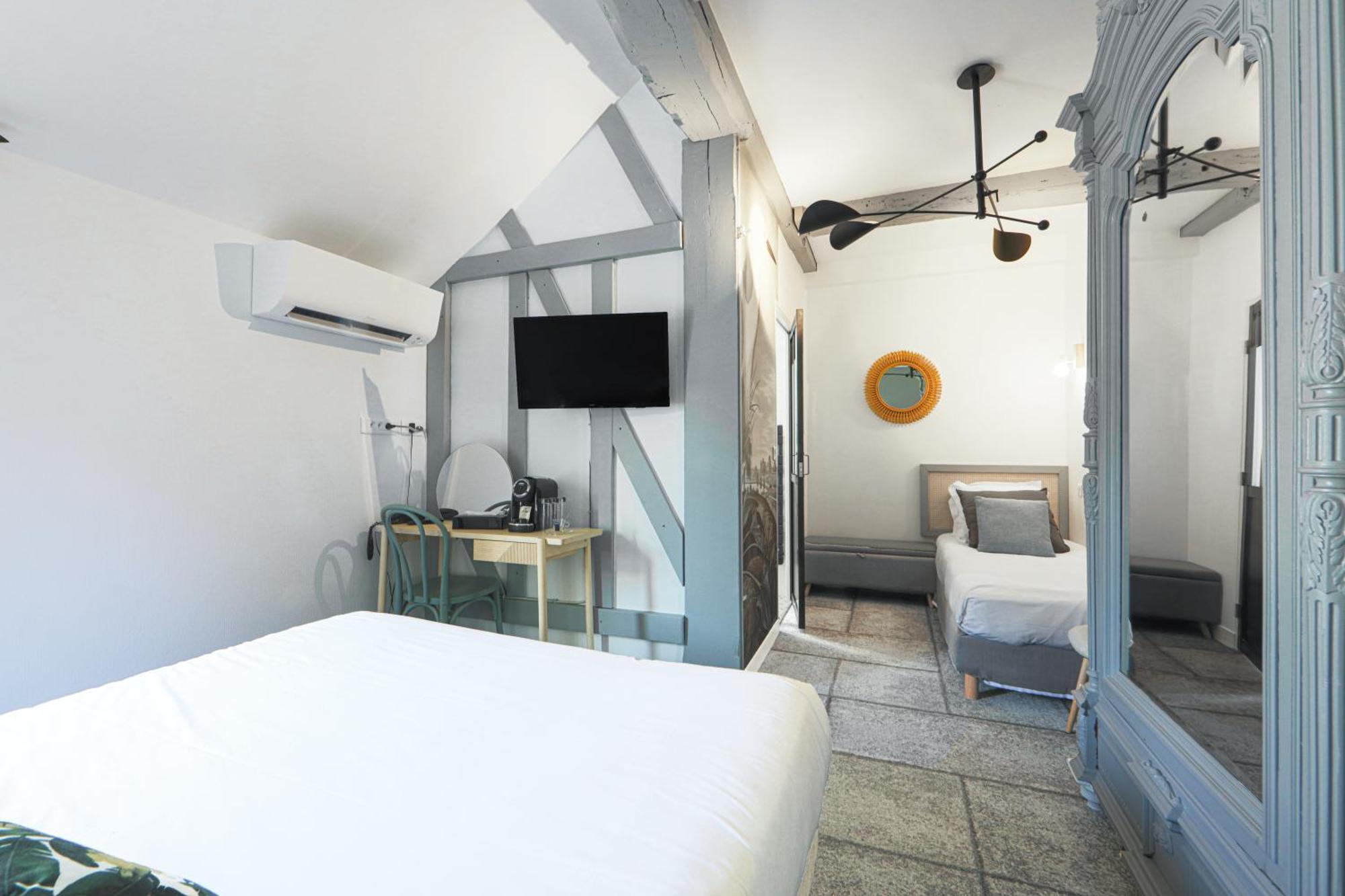 Logis Hotel & Restaurant Du Sauvage La Ferté-Gaucher Szoba fotó